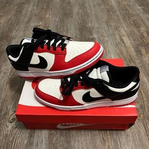 Nike Dunk Low Chicago, Mens size 11, (New) Og all